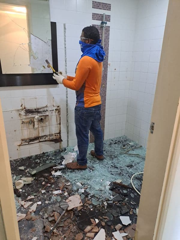 Professional bathroom tile and bathtub removal contractor Singapore